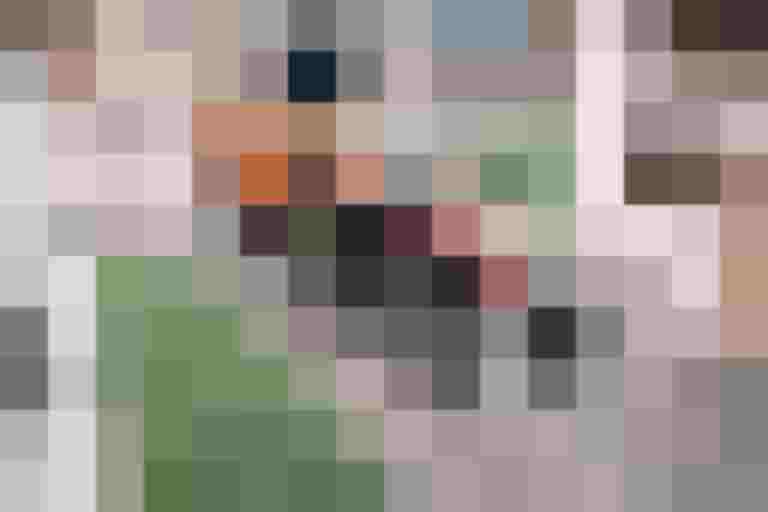 Traktor mit Anhänger voller fröhlicher Kinder auf Bauernhofhofweg